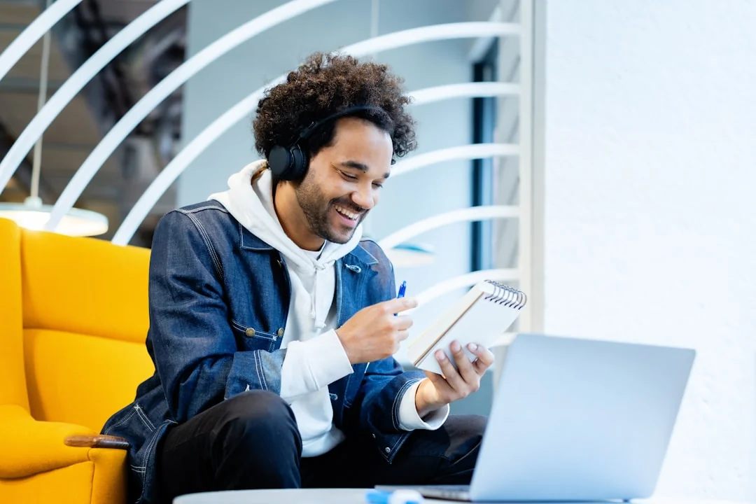 Une équipe diversifiée travaillant ensemble sur des stratégies de marketing numérique autour d’un bureau, avec des ordinateurs portables et des tablettes.